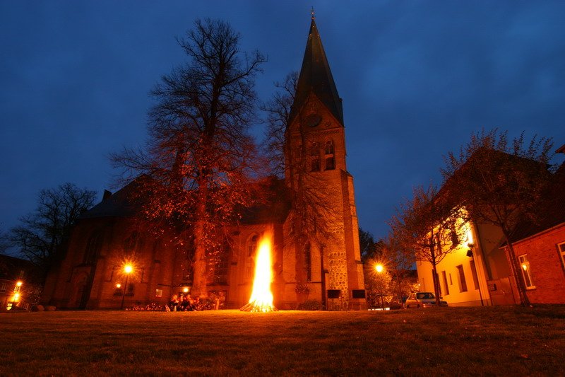 Evangelische Kirche in Hagenow mit Martinsfeuer. 10.11.2006