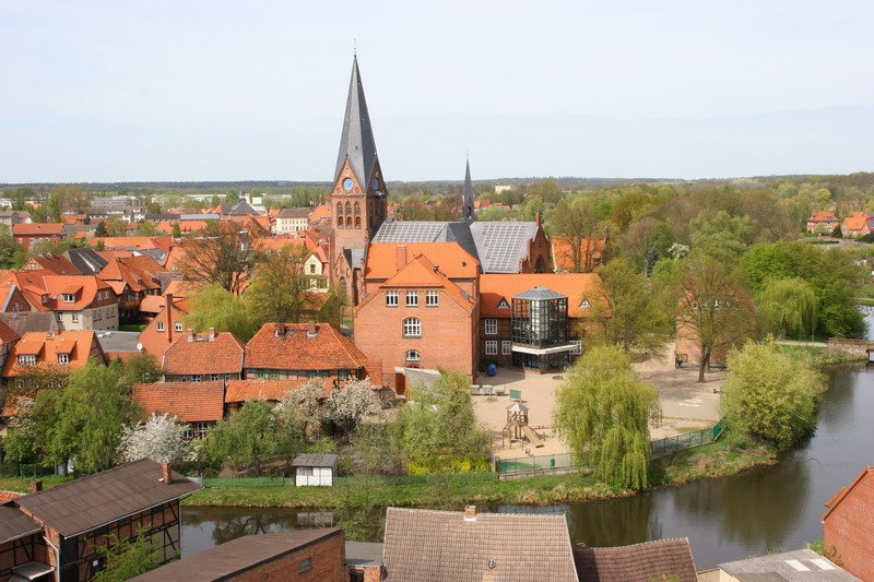 Evangelische Kirche in Hagenow mit der Stadtschule am Mhlenteich. 22.04.2007