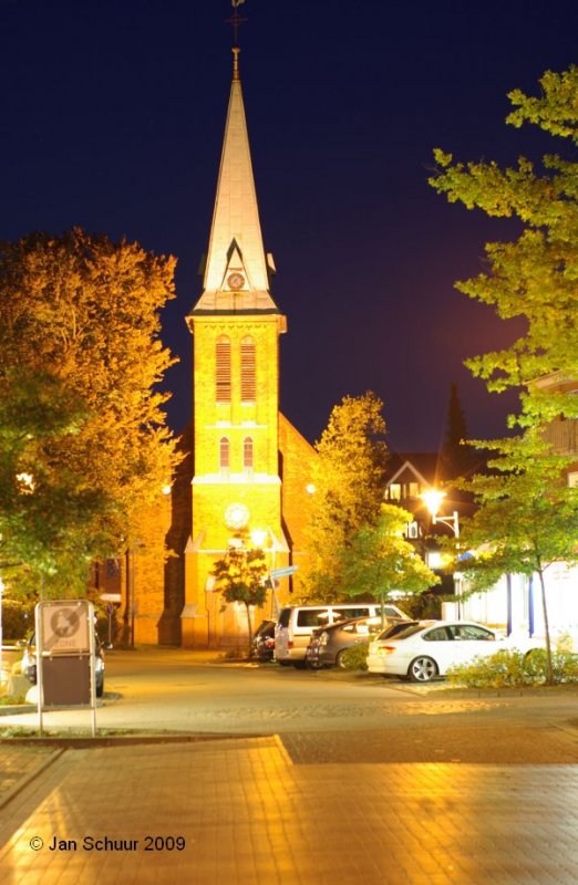 Evangelische St. Paulus Kirche in Buchholz zum Ende der Blauen Stunde von der Fußgängerzone aus gesehen.

© Jan Schuur 2009