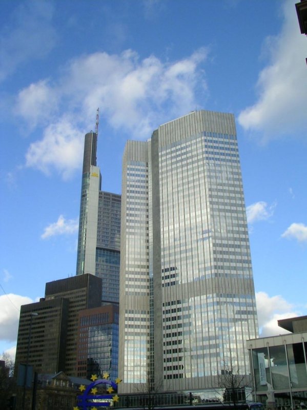 EZB-Tower und Commerzbank-Tower. Der Commerzbank Tower ist mit einer Gesamthhe von knapp 300 m doppelt so hoch wie der EZB-Tower.