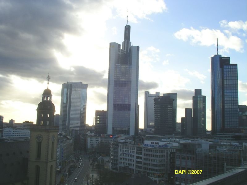 EZB-Tower, Commerzbank-Tower und Main Tower von der Dachterasse von Galeria Kaufhof. 