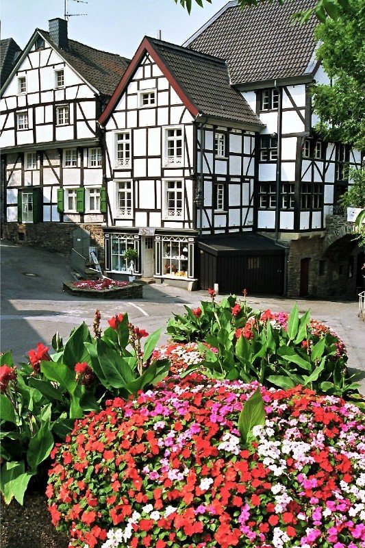 Fachwerkhuser auf dem Kirchenhgel, dem historischen Kern der Stadt Mlheim (5. August 1989)