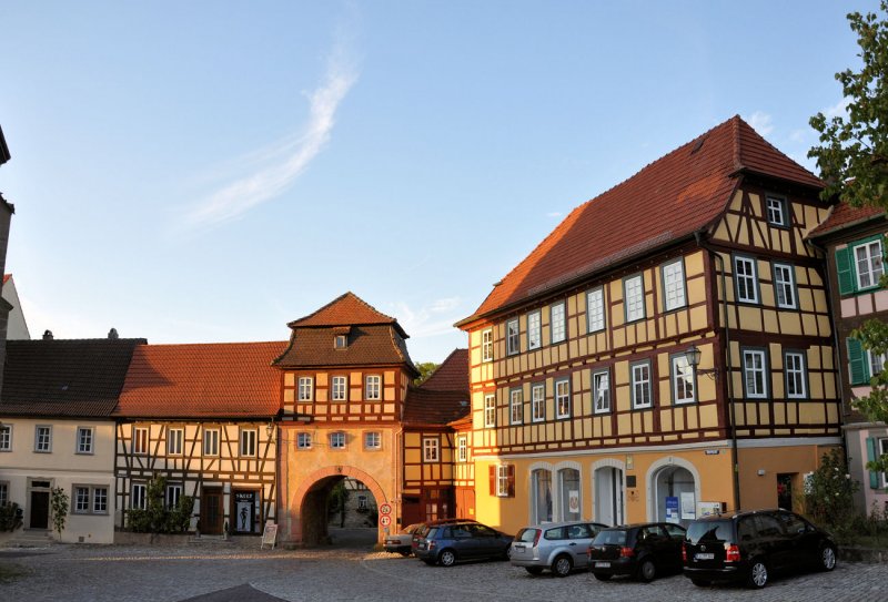 Fachwerkhuser und Stadttor in der Abendsonne, Knigsberg am Rande der Hassberge, 30.08.2009