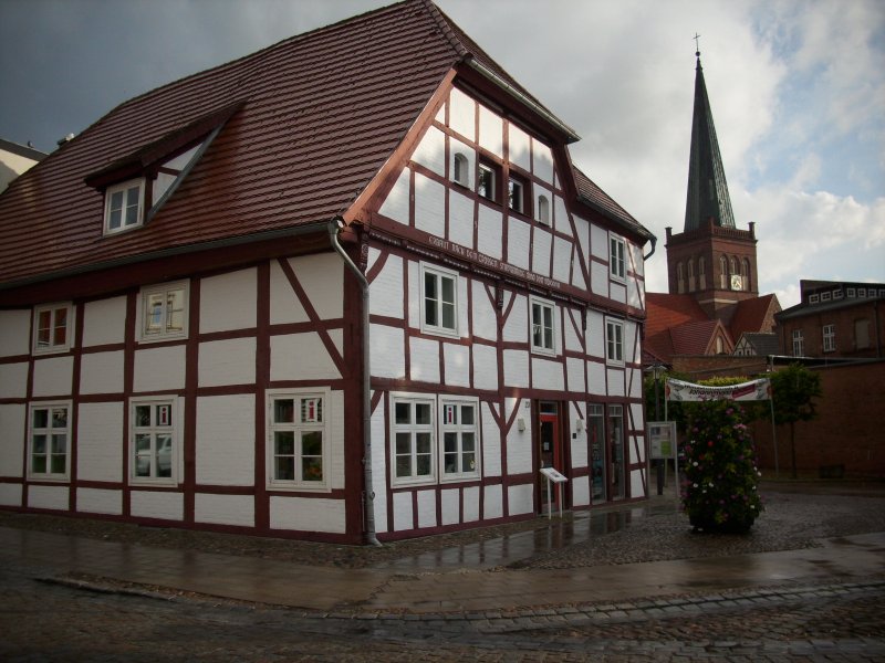 Fachwerkhaus und die St.Marienkirche am 21.Juni 2009 in Bergen/Rgen.