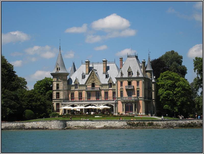 Fhrt man mit dem Schiff ber den Thuner See in die Stadt Thun, sieht man das Schloss Schadau, das ein Restaurant und das Schweizerische Gastronomie-Museum beherrbergt. Das Bild stammt vom 23.07.2008.
