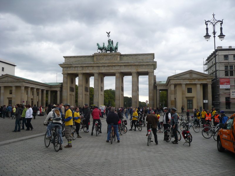 Fahrrad-Kreisfahrt am 20.9.2008 durch Berlin. Diese Kreisfahrt ist eine Fahrraddemonstration - dieses Jahr unter dem Motto  die Stadt mit dem Fahrrad neu erfahren . Am Brandenburger Tor startete die 40-km-Runde durch verschiedene Berliner Bezirke.