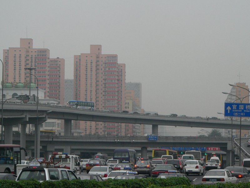 Fahrradstadt Peking? Zwischen 2006 und 2007 hat sich die Zahl der Autos um 16% erhht. Whrend ich im vorigen Jahr noch das Gefhl hatte, dass beide Verkehrsarten etwa gleich stark vertreten sind, hat sich dieser Eindruck am 13.9.2007 (Aufnahmedatum) gendert. Nahe des Nordbahnhofs (Xizhimen).