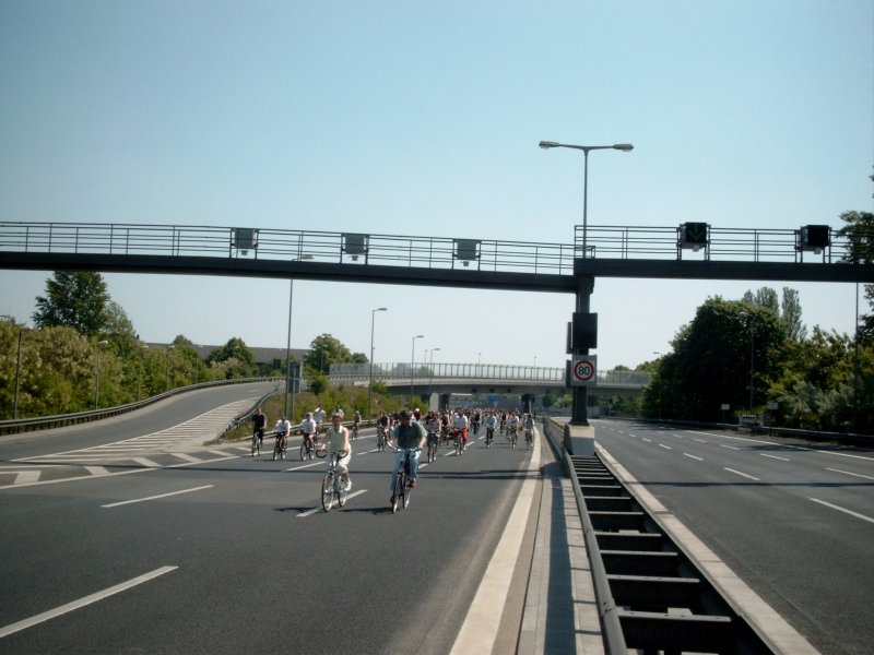 Fahrradsternfahrt 2004 in Berlin. Stadtautobahn A100 in Tempelhof