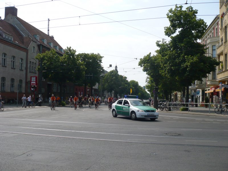 Fahrradsternfahrt 2008. Ich startete diesmal in Berlin-Friedrichshagen. Als beigeisterter Teilnehmer dieser Fahrrad-Demonstration mchte ich mich bei den Veranstaltern und auch bei der Berliner Polizei bedanken, die fr ein sicheres Vorankommen sorgte. Das Auto mit der gelben Fahne fuhr immer ganz vorne und durfte nicht berholt werden. Mit Geschwindigkeiten um die 15 km/h wurde niemand berfordert. 1.6.2008