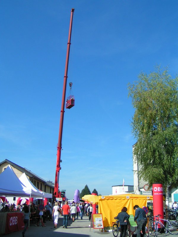 Fahrten mit dem Feuerwehrkran in 40mtr. Hhe lockte u.a. die Menschen in Scharen zur Railshow RIED i.I.; 070922