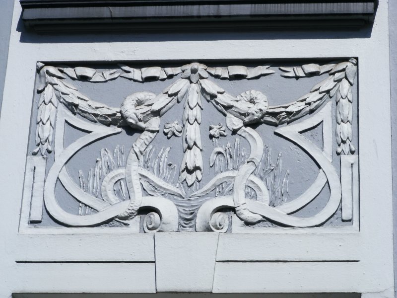 Fassadenschmuck an einem Vorkriegs-Wohnhaus im Dichterviertel