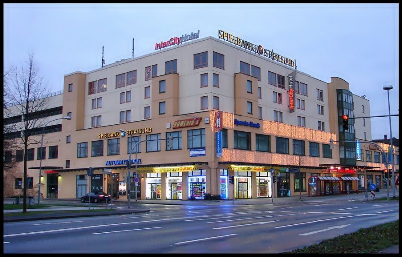 Fast am Hbf. In diesem Gebude befinden sich die Spielbank und das Intercity- Hotel von Stralsund.