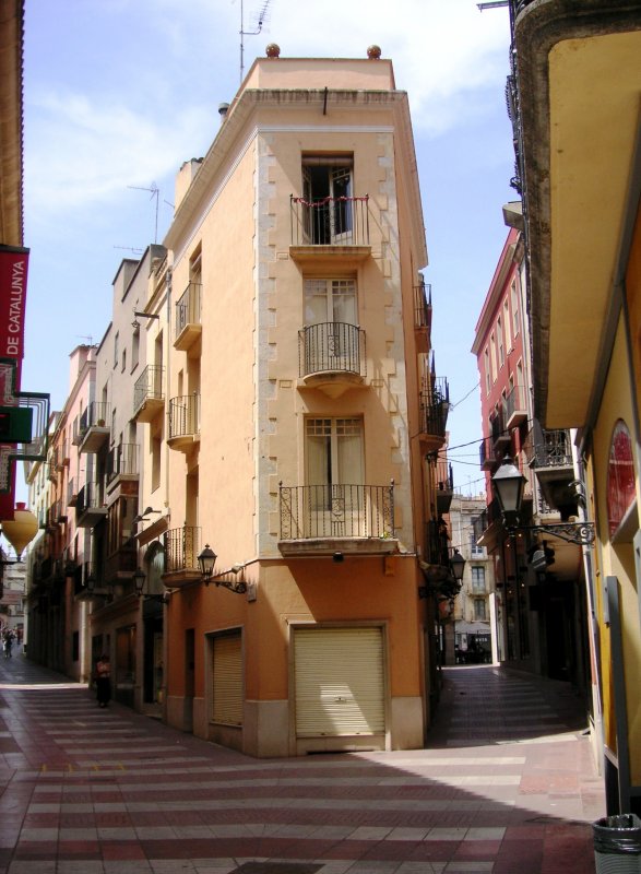 FIGUERES (Provincia de Girona), 10.06.2006, Wohn- und Geschftshaus zwischen den Straen  Carrer de Sant Pere  (links) und  Carrer Portella  (rechts)