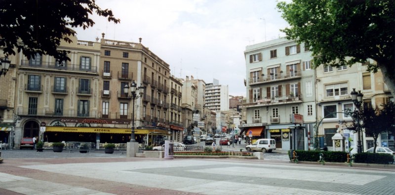 FIGUERES (Provincia de Girona), 14.06.2000, im Stadtzentrum (Foto eingescannt)
