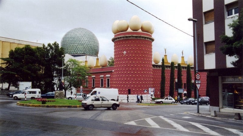 FIGUERES (Provincia de Girona), 14.06.2000, das Dali-Museum (Foto eingescannt)