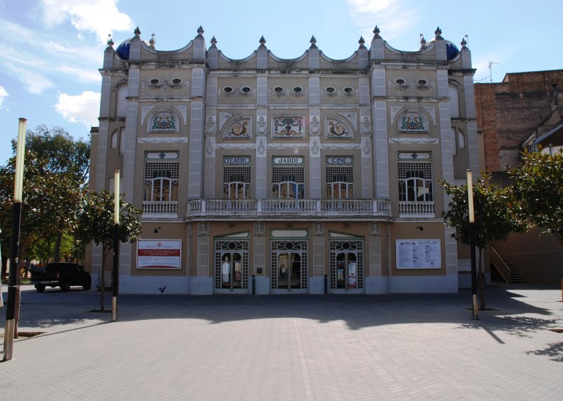 FIGUERES (Provincia de Girona), 28.09.2007, die Plaa Josep Pla mit dem Cine-Teatre El Jard von 1914, ein von Lloren Ros i Costa im Jugendstil errichteter Theaterbau