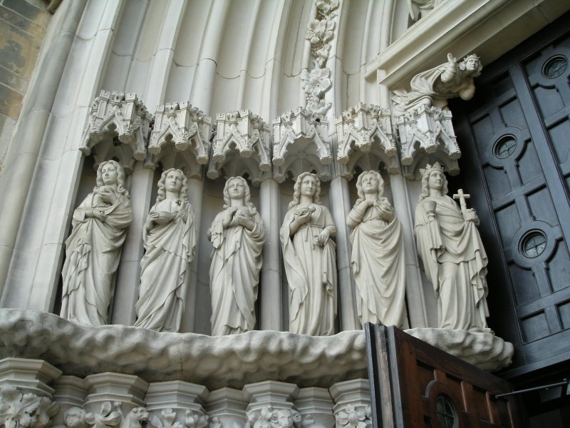 Figuren an einem Kirchenportal in Osnabrck.