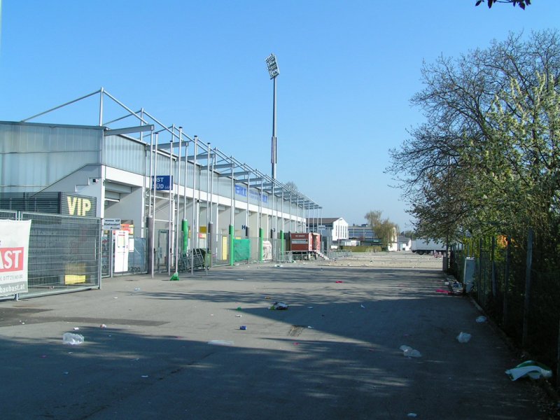 FILL-Metallbaustadion (Ostsektor=Gstesektor) am Morgen nach der Schlacht RIED - RAPID (0:1), berall werden durch den Wind leere Verpackungsutensilien (Bierdosen, Tten.....) durch die Gegend geweht; 080427