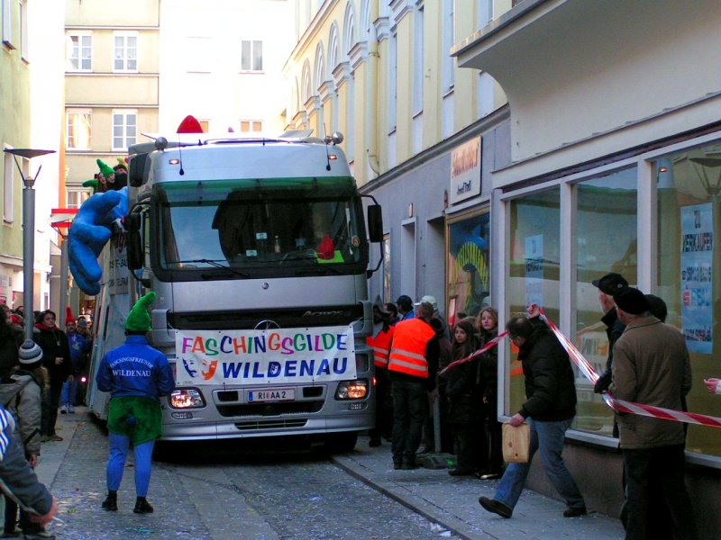  Fingerspitzengefhl  zeigte der Lenker dieses 20mtr. langen Sondergefhrtes beim Passieren der engen Gassen, hier Neugasse anlsslich des Faschingsumzuges;
Dank den beiden  Schlumpflotsen ! 080120