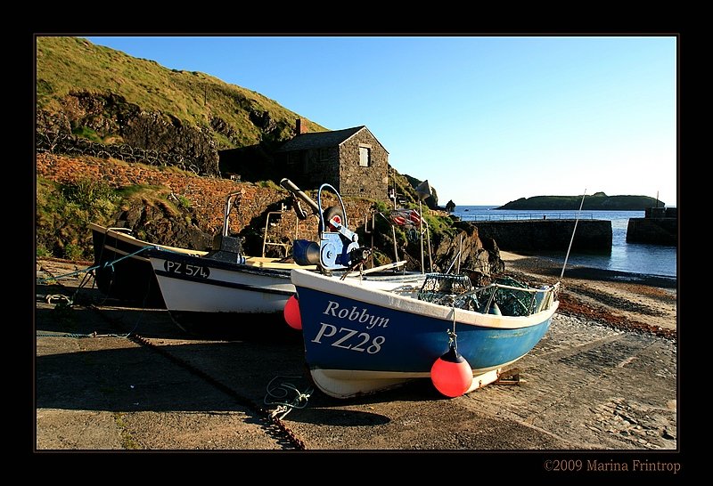 Fischerboote im kleinen Hafen von Mullion, Lizard Halbinsel - Cornwall England