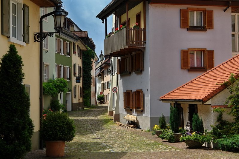 Fischergasse - Auf der linken Seite hinter dem grnen Haus ist das 1717 von Klemens Elgg erbaute Haus Fischerzunft. Heute stdtisches Gebude mit Wechselausstellungen. 10.6.2007