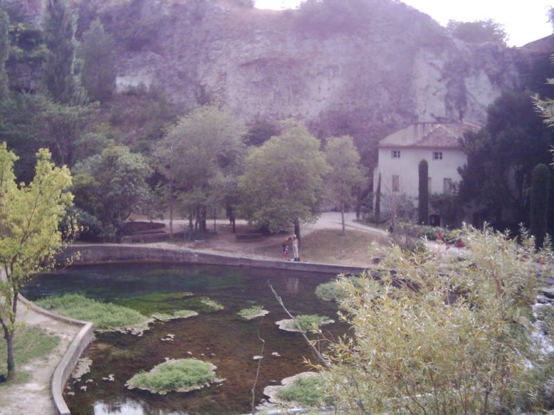 Fontaine-de-Vaucluse: in diesem Haus an der Sorgue wohnte der Dichter Petrarca. Hier hat Petrarca viele Gedichte geschrieben.