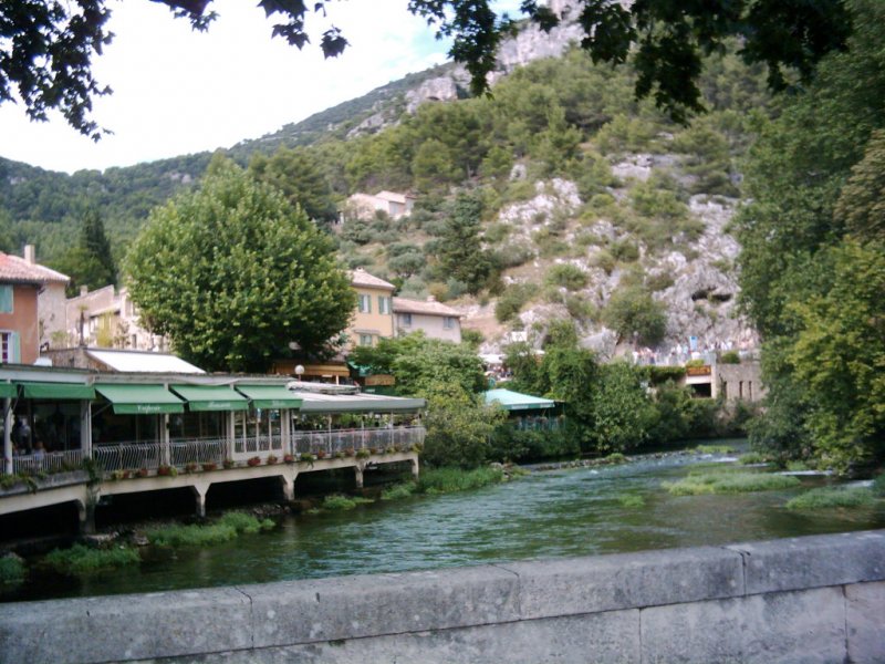 Fontaine-de-Vaucluse: Restaurants an der Sorgue.