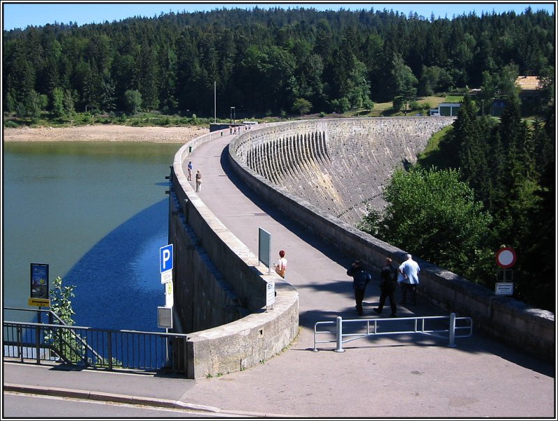 Forbach gehrt zum Landkreis Rastatt und liegt im Murgtal, das zum nrdlichen Schwarzwald gehrt. Der Ortsteil Schwarzenbach liegt an der Schwarzenbach-Talsperre, die hier auf dem Bild zu sehen ist. Die Talsperre wurde in den 20er Jahren des letzten Jahrhunderts gebaut. ber Druckstollen- und Rohrleitung fliet das im Schwarzenbach-Stausee gespeicherte Wasser zu einem 360m tiefer gelegenen Kraftwerk zu und treibt mit seiner Energie Turbinen und Generatoren zur Stromerzeugung an. Die Aufnahme stammt vom 14.07.2003.