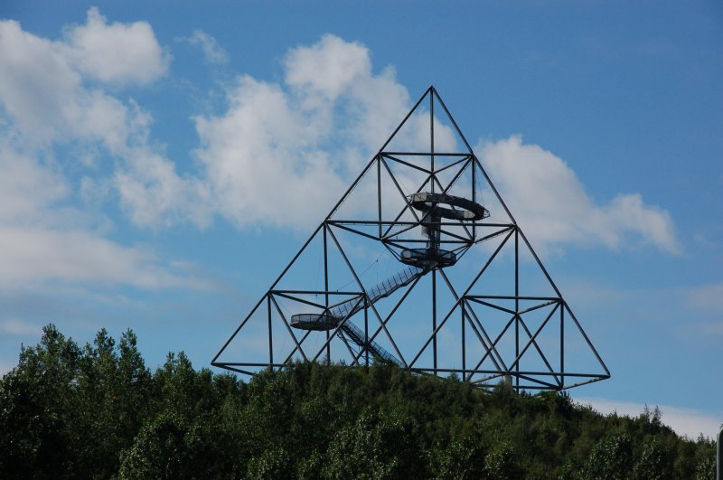 Fotografiert aus sicherer Bodennhe: Nichts fr schwache Nerven - der Tetraeder in Bottrop Boy, auf dessen obere, leicht schrg liegende Plattform man nur nach berwinden mehrerer Treppen und zweier Plattformen gelangt. Diese bestehen aus nach unten fast komplett durchsichtigen Gitterrosten, welche dem Erklimmer dieses Bauwerkes ein leicht mulmiges Gefhl verursacht. Hat man es einmal geschafft, wird die Mhe mit einem imposanten Ruhrpott-Panorama belohnt, schnes Wetter voraus gesetzt.