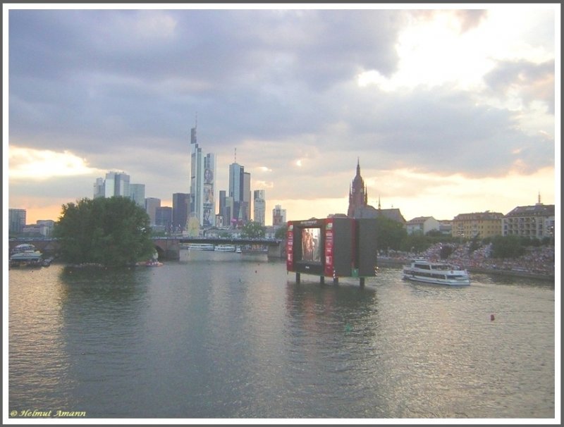 Frankfurt am Main 04.07.2006 Fernsehen am Fluss auf der während der Fussball-Weltmeisterschaft zwischen Alter Brücke und Ignatz-Bubis-Brücke installierten Grossbildleinwand.