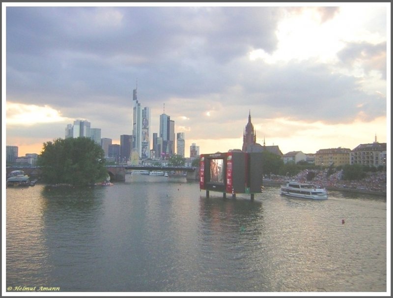 Frankfurt am Main 04.07.2006 Fernsehen am Fluss auf der whrend der Fussball-Weltmeisterschaft zwischen Alter Brcke und Ignatz-Bubis-Brcke installierten Grossbildleinwand.