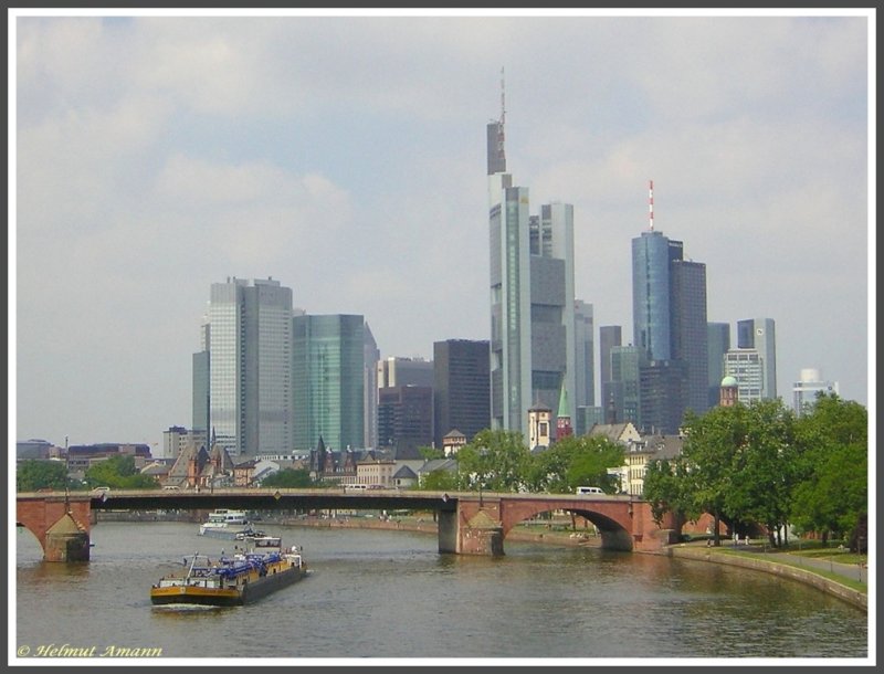 Frankfurt am Main 17.07.2005 Alte Brcke mit der Hochhauskulisse, wegen der die Stadt gelegentlich auch als  Mainhattan  bezeichnet wird. 