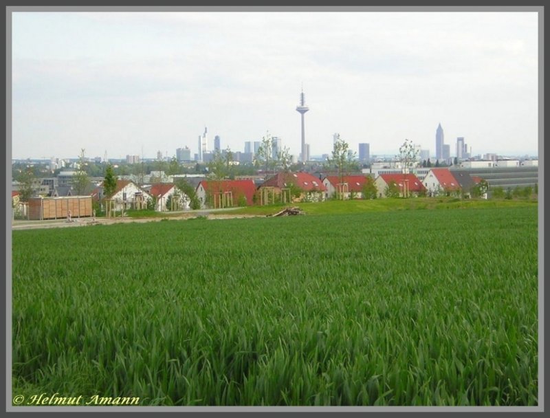 Frankfurt am Main 18.05.2005 Blick ber den im Entstehen begriffenen Stadtteil Riedberg, an dem die ersten Baumassnahmen im Jahre 2001 begannen, auf die rund acht Kilometer Luftlinie entfernte Innenstadt mit der markanten Hochhauskulisse. Die Entwicklung des Stadtteils Riedberg soll im Jahre 2017 abgeschlossen sein.