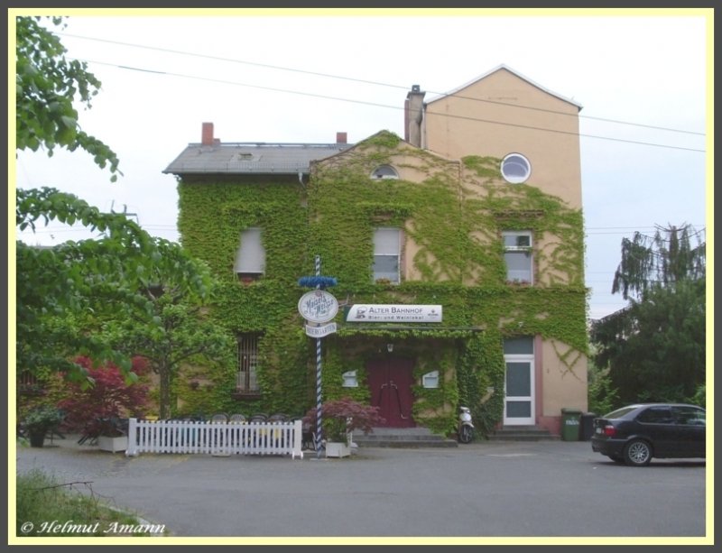 Frankfurt am Main 22.05.2008 Alter Bahnhof Niederrad, bis zur Inbetriebnahme des neuen Bahnhofes mit S-Bahn-Station im Jahre 1977 als Personen- und Gterbahnhof des Stadtteils Niederrad in Betrieb. Seit 1984 befindet sich in dem Gebude eine Gaststtte mit einem liebevoll gestalteten Ambiente, das an die frhere Nutzung des Gebudes erinnert.