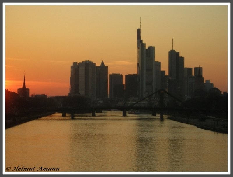 Frankfurt am Main 23.03.2006 Sonnenuntergang hinter den Hochhusern, das Licht liess den Fluss wie eine Eisflche aussehen.