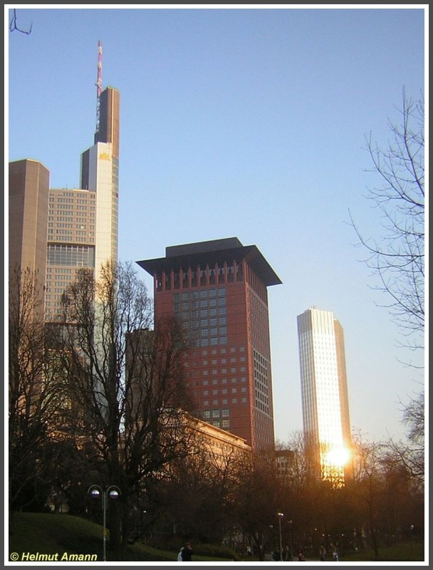 Frankfurt am Main 24.02.2008 Blick von der Taunusanlage auf (von links nach rechts) den Commerzbank-Tower (Architekt Norman Foster London Hhe 259 Meter strukturelle Hhe mit Antenne 300 Meter und das zweithchste Gebude Europas) das Japan Center (Architekten Rolfes und Ganz Berlin Hhe 115 Meter) und den Eurotower (Architekt Richard Heil Hhe 148 Meter) am Willy-Brandt-Platz.