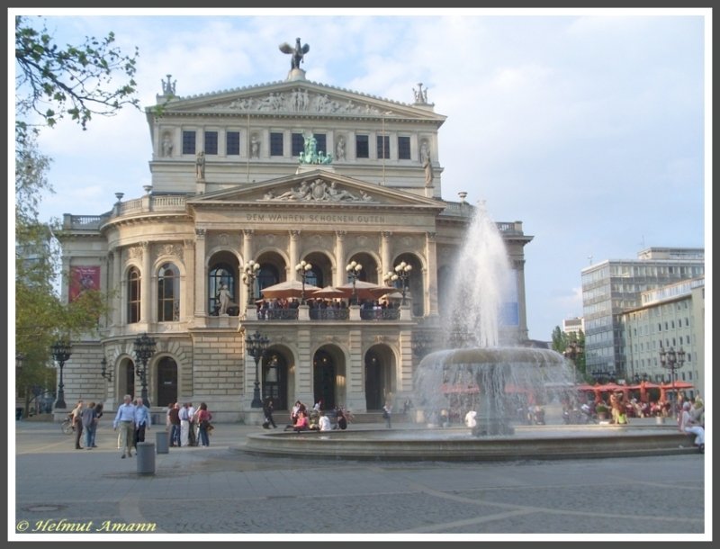 Frankfurt am Main Alte Oper, eines der mit hoher Wahrscheinlichkeit am hufigsten fotografierten Gebude der Stadt, aber auch ein Bild wert. Im Jahre 1880 wurde das vom Berliner Architekten Richard Lucae entworfene und von Frankfurter Brgern finanzierte Gebude erffnet. Im Zweiten Weltkrieg wurde die „Alte Oper“ in der Nacht zum 23. Mrz 1944 fast vllig zerstrt und sollte nach dem Willen des Magistrats durch einen modernen Verwaltungsbau ersetzt werden. 1964 wurde die Brgerinitiative „Aktionsgemeinschaft Opernhaus Frankfurt am Main e.V.“ mit hochrangigen Vertretern aus Wirtschaft, Gewerkschaften, Kultur und Frankfurter Brgern unter Vorsitz von Fritz Dietz gegrndet. Bis zur Wiedererffnung kamen 15 Millionen D-Mark an Spenden zusammen. Unter der Intendanz von Generalmanager Ulrich Schwab wurde die „Alte Oper“ am 28. August 1981 mit Gustav Mahlers 8. Sinfonie feierlich wiedererffnet (Aufnahme vom 06.05.2008).