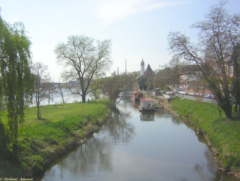 Frankfurt am Main, die Aufnahme vom 13.04.2007 zeigt die Niddamndung bei Frankfurt am Main-Hchst, in diesem Stadtteil Frankfurts hat die weltbekannte Hchster Porzellanmanufaktur ihren Sitz. Der weisse Turm im Hintergrund gehrt zum Hchster Schloss.