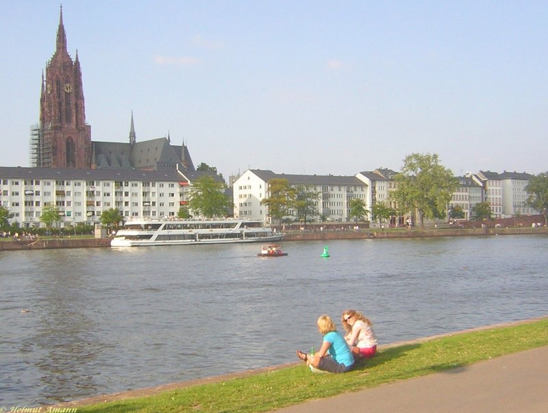 Frankfurt am Main, Blick vom sdlichen Mainufer auf den Kaiserdom St. Bartholomus ,das grte Gotteshaus der Stadt, ehemalige Pfalzkapelle und Stiftskirche, am 26.08.2007 aufgenommen.