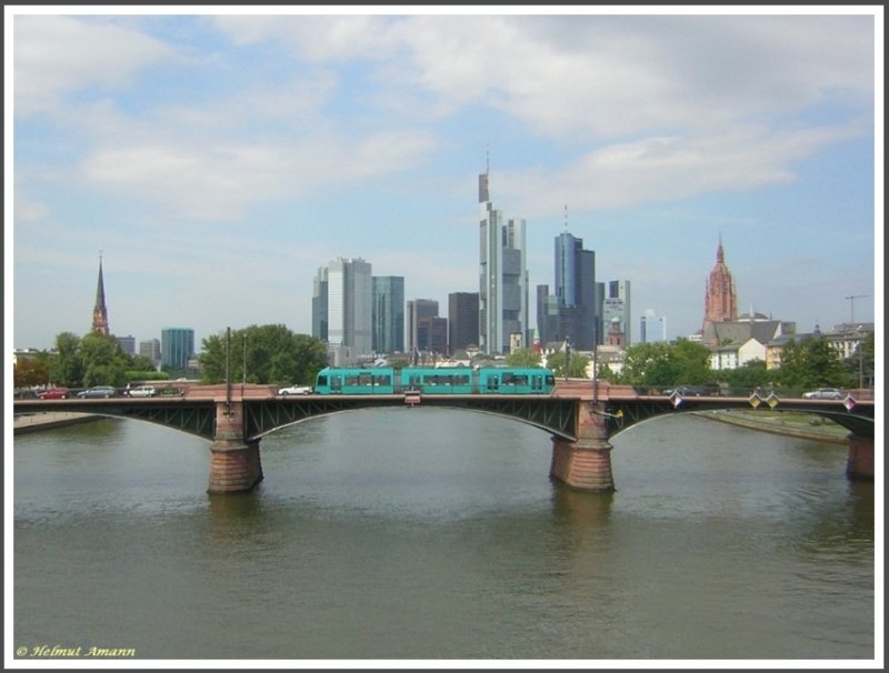 Frankfurt am Main Ignatz-Bubis-Brcke mit Skyline im Hintergrund am 07.08.2006 Aufnahmestandort Flerbrcke.