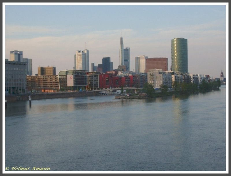 Frankfurt am Main, das relativ neue Wohngebiet am Westhafen mit der Hochhauskulisse im Hintergrund, aufgenommen am 03.05.2008, am Bildrand rechts ist der Kaiserdom zu sehen. 