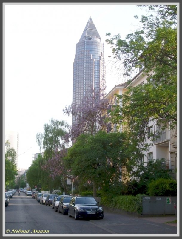 Frankfurt am Main Stadtteil Westend Blick durch die Schumannstrae auf den mit 257 Metern Hhe alle Huser berragenden Messeturm (Aufnahme vom 06.05.2008).