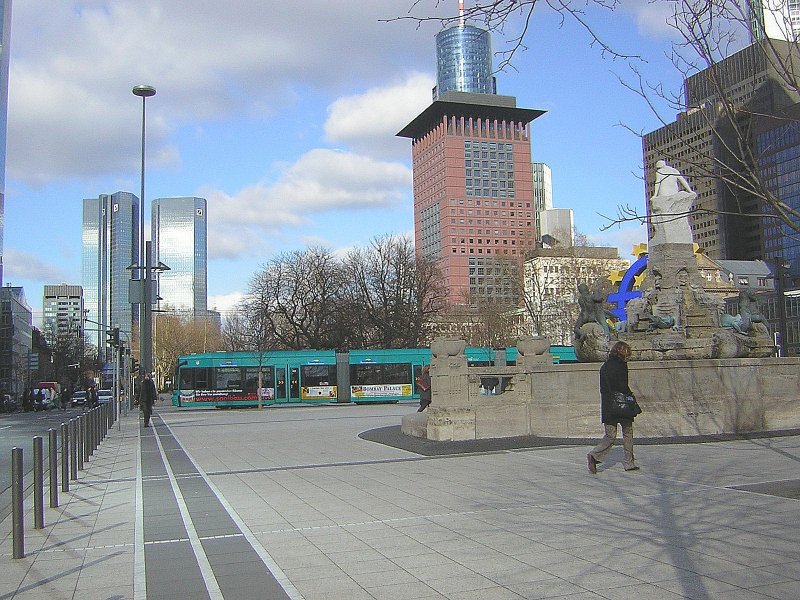 Frankfurt am Main Willy-Brandt-Platz mit dem Twin-Towers genannten Deutsche-Bank-Hochhaus am Bildrand links, in der Bildmitte berragt der Main-Tower den quadratischen Japan-Tower. Der Mrchenbrunnen des Knstlers Friedrich Hausmann, der schnste Jugendstilbrunnen der Stadt, bildet einen Kontrast zu den Trmen aus Beton und Glas (Aufnahme vom 15.02.2007)