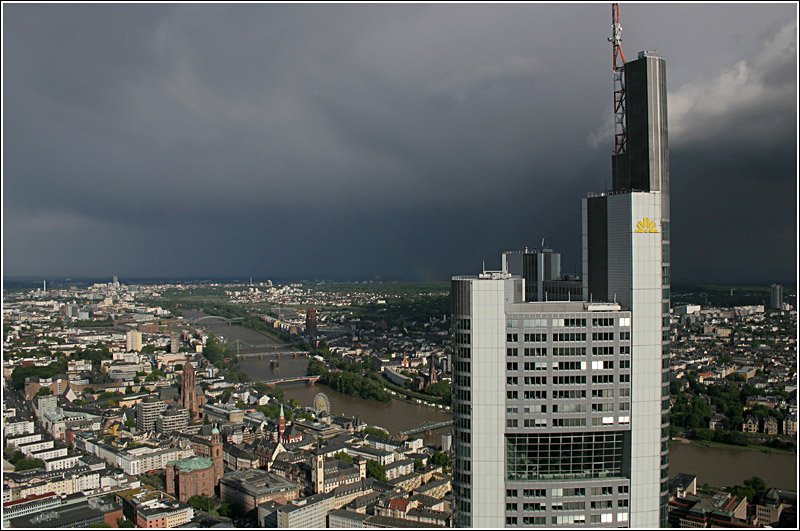 Frankfurt vom Maintower aus. Im Vordergrund das Commerzbank Hochhaus von Norman Forster. 1.6.2006 (Matthias)