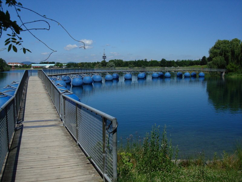 Freiburg-Seepark, Fussgngerbrcke auf hohlen Betonkugeln schwimmend gelagert,
Juni 2008