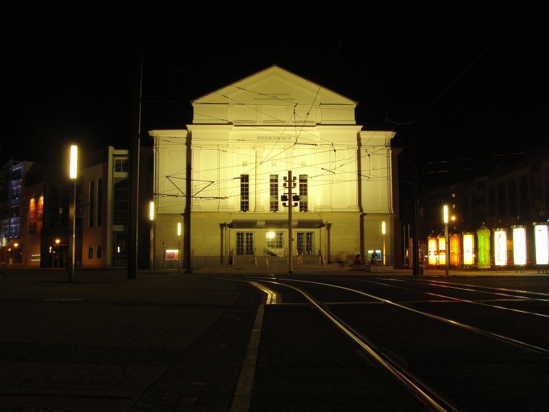  Freudig trete herein und froh entferne dich wieder  steht an der Fassade des Theaters (Opernhaus) in Magdeburg am Universittsplatz. Fotografiert am 15.08.2009. 