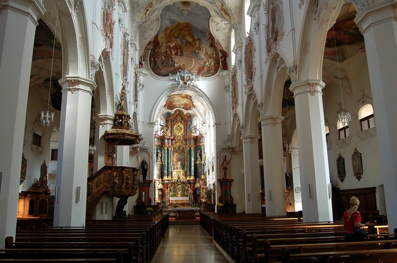 Fridolinsmünster - Blick in den Chorraum mit ihren schönen Fresken und Stuckaturen im Hauptschiff. 30.9.2006