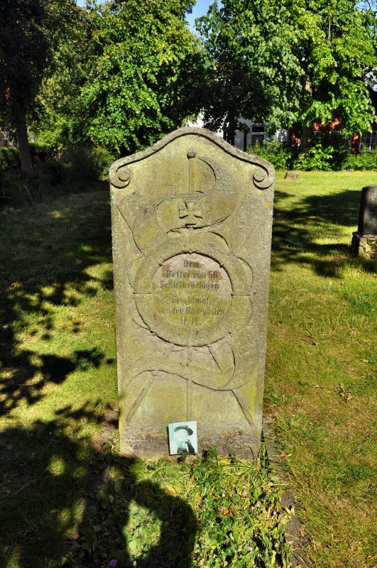 Friedhof  Spiekeroog an der Alten Inselkirche. Hier befindet sich ein Grabstein zum Gedenken an einen Lebensretter, wer kennt seine Geschichte?