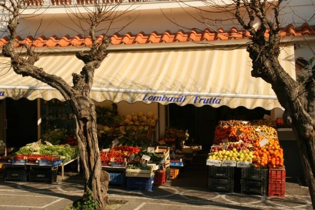 Frische Obstauslagen vor einem Laden in Barano d'Ischia; 09.02.2008