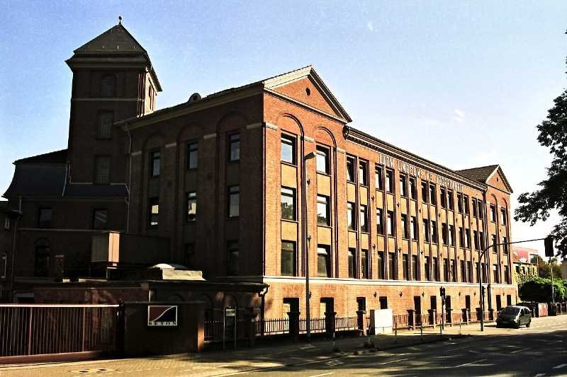 Frher hatte sich am Broicher und Saarner Ruhrufer eine ganze Reihe von Lederfabriken angesiedelt. Geblieben ist die Lederfabrik Lindgens, zu der dieses Fabrikgebude von 1915/16 gehrt (September 2007).